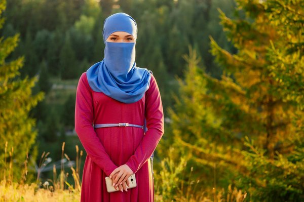 Prêt à porter musulman : abaya, caftan, djellaba, hijab et qamis pour toute la famille